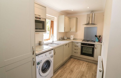 Llanddaniel Fab Cabaña | BWTHYN CLYD, family friendly, with a garden in Llanddaniel Fab