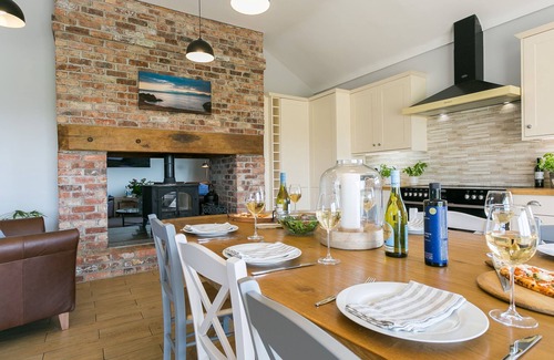 Malltraeth Cabaña | Bwthyn Gwenllyr - sleeps 6 guests in 3 bedrooms