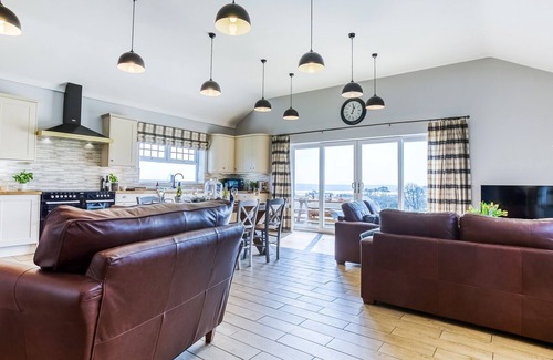 Malltraeth Cabaña | Bwthyn Gwenllyr - sleeps 6 guests in 3 bedrooms