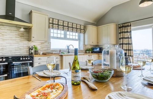 Malltraeth Cabaña | Bwthyn Gwenllyr - sleeps 6 guests in 3 bedrooms