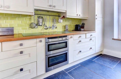 Llansteffan Casa | Enciende un fuego acogedor, utiliza el piano de media cola, ayúdate a conseguir verduras frescas del jardín.