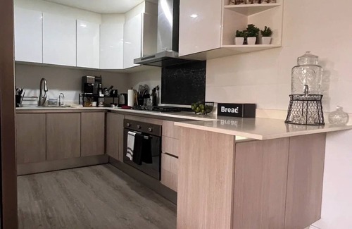 Tumba Vieja Casa | Linda casa completa en la ciudad|5habitaciones|residencial cerrado|BBQ|piscina