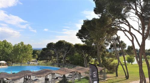Saumane-de-Vaucluse Apartamento | Côté Golf, bel appartement RDC avec terrasses dans Golf, piscine, tennis, à 5mn de l'Isle sur la Sorgue
