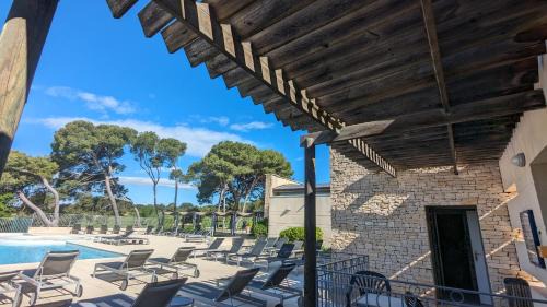 Saumane-de-Vaucluse Apartamento | Côté Golf, bel appartement RDC avec terrasses dans Golf, piscine, tennis, à 5mn de l'Isle sur la Sorgue