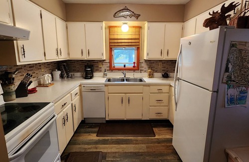 Lolo Casa | ¡Ven a pasar el rato en The Lazy Trout! Un acre divertido debajo de Lolo Peak en Lolo Creek ...