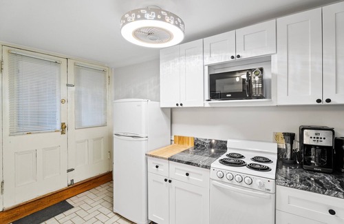 Ithaca Casa | C1: Boho Downtown (2bed/2ba), parking