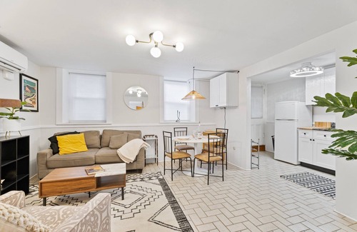 Ithaca Casa | C1: Boho Downtown (2bed/2ba), parking