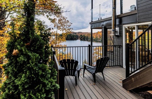 Val-des-Monts Casa | Stunning Lakefront Cottage with Breathtaking Views