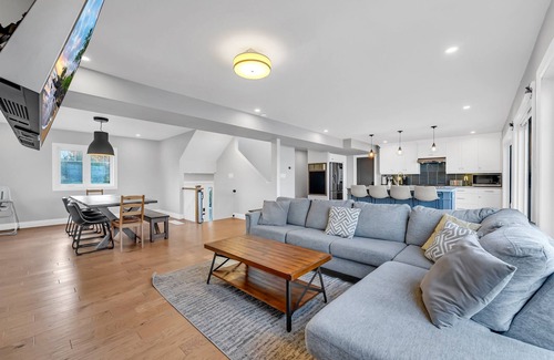 Selwyn Cabaña | Luxury Modern Cottage Best Sunrises with Hot Tub