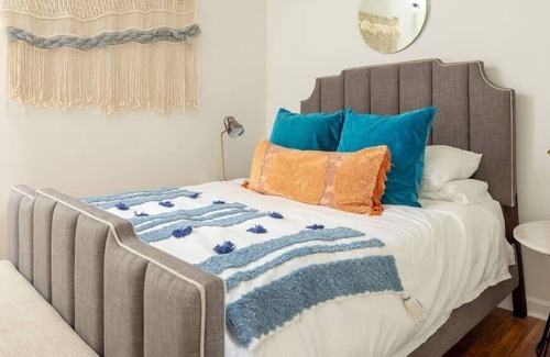 Cabbagetown Casa | This house is a 2 bedroom(s), 1 bathrooms, located in Atlanta, GA.