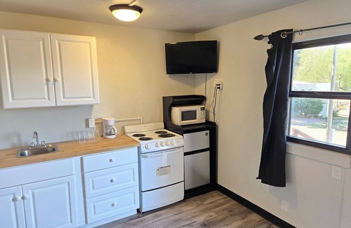 Manitou Springs Cabina | Cabin 12 | 2 Beds + Futon Near Garden of Gods