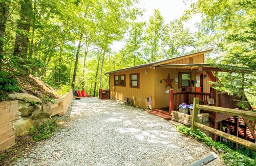 Almond Cabaña | Cabin 16 Mi to Polar Express: Hot Tub + Mtn Views