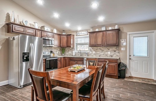 Maryville Casa | Cabin 2-Allegheny Falls-Mountain View -Private Waterfall- No Stairs-Brand New