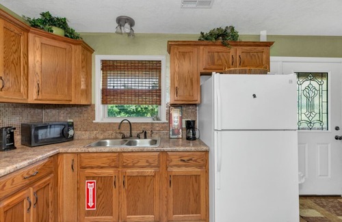 Langston Cabina | Cabin #3 - Fisherman's Landing / 4 Bedroom Fishing Cabin w/ Covered Boat Shelter