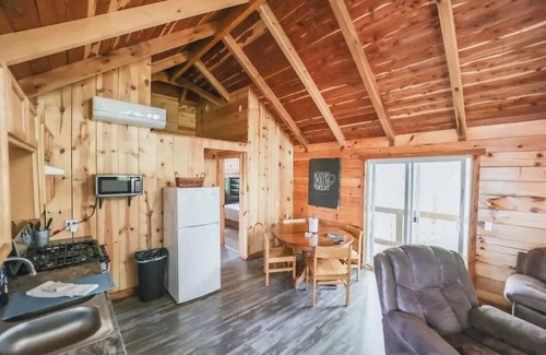 Columbia Cabina | Cabin 5 | Sleeps 8 | Private Deck | Private Cabin