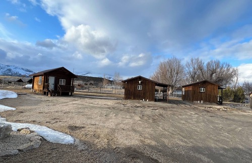 Almo Cabina | Cabin 6 at the Almo Inn, right by City of Rocks National Park and Castle Rock ID
