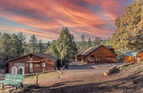 Christopher Creek Chalet De Esquí | Cabin #6 Bobcat Bunkhouse - Pet Friendly - King Bed - Sleeps 4