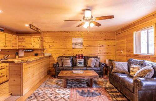 Christopher Creek Chalet De Esquí | Cabin #6 Bobcat Bunkhouse - Pet Friendly - King Bed - Sleeps 4