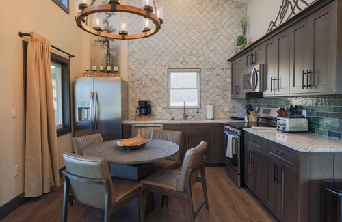 Timberline Cabina | Cabin 6 One Bed Modern Luxury w Hot Tub