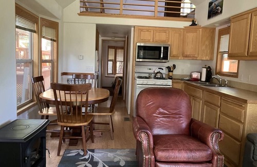 Ashland Casa | Cabin #7 at Hyatt Lake Resort