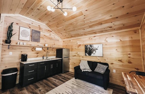 Hartwell Alquiler De RV | Cabin #9: One king-size bed, a kitchenette, and a large gravel parking pad beside the cabin for easy boat or trailer storage.