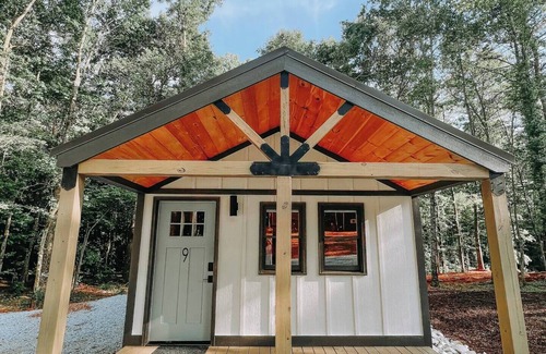 Hartwell Alquiler De RV | Cabin #9: One king-size bed, a kitchenette, and a large gravel parking pad beside the cabin for easy boat or trailer storage.