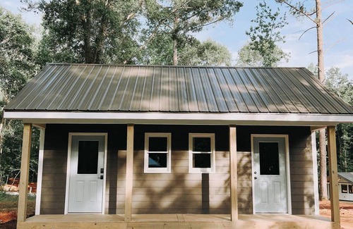 Hartwell Alquiler De RV | Cabin #9: One king-size bed, a kitchenette, and a large gravel parking pad beside the cabin for easy boat or trailer storage.