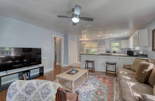 Blairsville Cabina | Cabin Between the Meadows