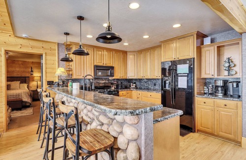 Brian Head Cabina | Cabin Bones: Luxury Mountain Getaway with Stunning Views and Amenities
