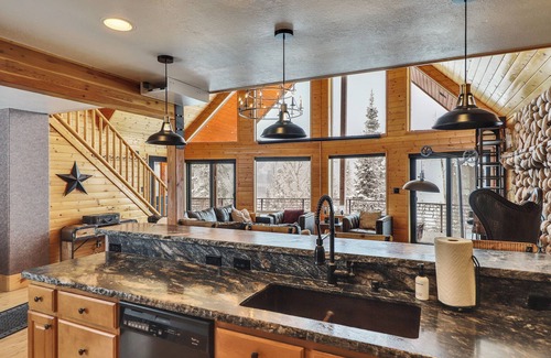 Brian Head Cabina | Cabin Bones: Luxury Mountain Getaway with Stunning Views and Amenities