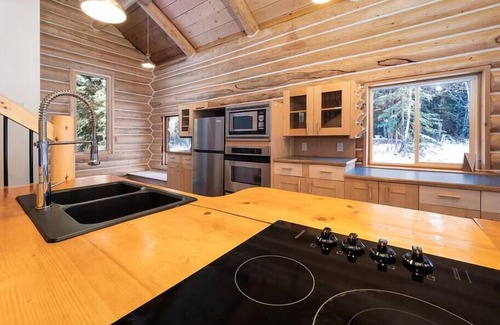 Golden Casa | Cabin | Bonus Games Barn | Hot Tub | Theatre