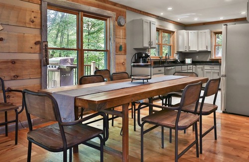 Shelbyville Cabina | Cabin+Bunkhouse Sleeps 25 near Lou/Lex *Like-New!