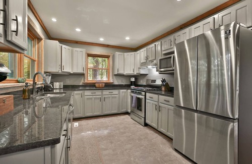 Shelbyville Cabina | Cabin+Bunkhouse Sleeps 25 near Lou/Lex *Like-New!