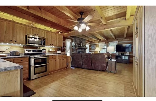 Clinton Cabina | Cabin by the Creek Sleeps 8 on 3 Beautiful acres - Close to town and activities