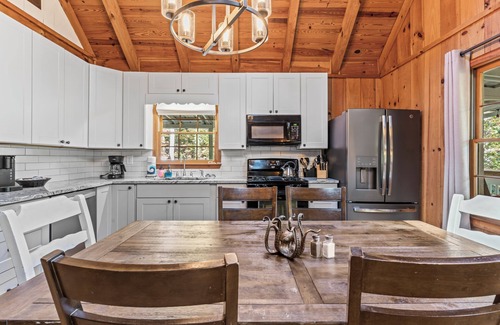 Dahlonega Cabina | Cabin Fever - Game Room/3-King Beds/Dog - Friendly/Hot Tub!