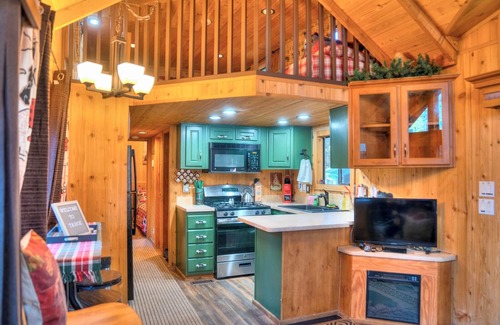South Lake Tahoe Cabina | Cabin - Full Kitchen - TV - Pet friendly