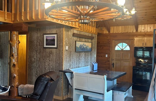 Star Valley Ranch Cabina | Cabin getaway 1-Hour from Jackson Hole, Golfing, Fishing, Palisades, Yellowstone