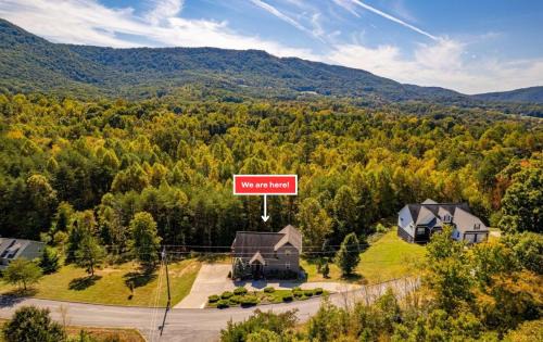 Sevierville Casa | Cabin Haven Theater Game room Hot Tub Yard