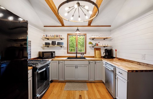 Nazareth Cabina | Cabin: Hot-Tub, Pickleball, Speakeasy, Bourbon Trail