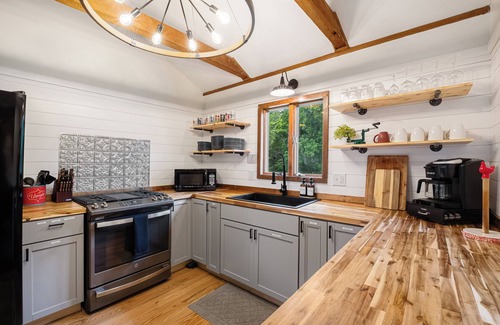 Nazareth Cabina | Cabin: Hot-Tub, Pickleball, Speakeasy, Bourbon Trail