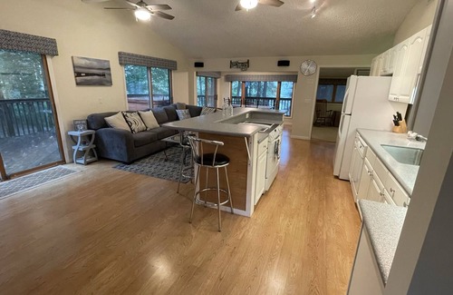 Martin Casa | "Cabin in the Cove" Private waterfront home on beautiful Lake Hartwell