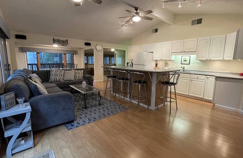 Martin Casa | "Cabin in the Cove" Private waterfront home on beautiful Lake Hartwell