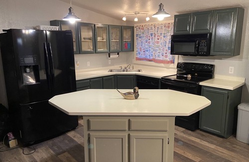 Cascade Casa | Cabin in the Pines - 3 Minutes to the beach, docks or golf!