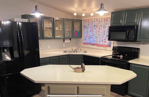 Cascade Casa | Cabin in the Pines - 3 Minutes to the beach, docks or golf!