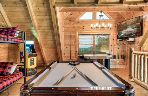 Sevierville Casa | Cabin-n-Smokys! Indoor Resort Pool Views Hot Tub Game Room