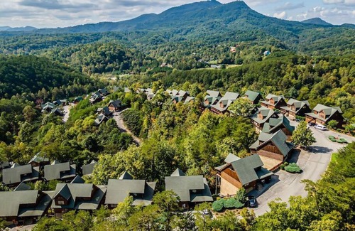 Sevierville Casa | Cabin-n-Smokys! Indoor Resort Pool Views Hot Tub Game Room