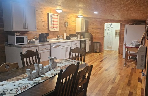 Oak Grove Cabina | Cabin near Branson, Lampe, Top of the Rock, Silver Dollar City & Table Rock Lake