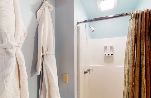 Eureka Springs Cabina | Cabin near downtown with a loft, fireplace, shared pool, & AC