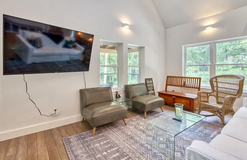 Glenville Cabina | Cabin near lake with grill, outdoor dining, central AC, & washer/dryer