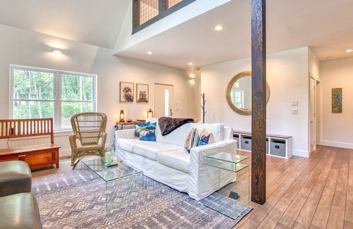 Glenville Cabina | Cabin near lake with grill, outdoor dining, central AC, & washer/dryer